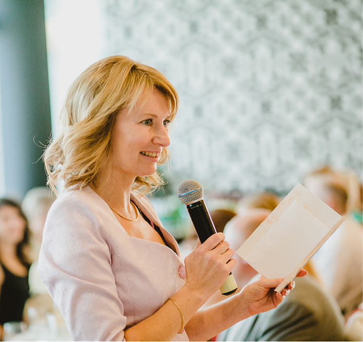 The mother of the bride speaks to the guests