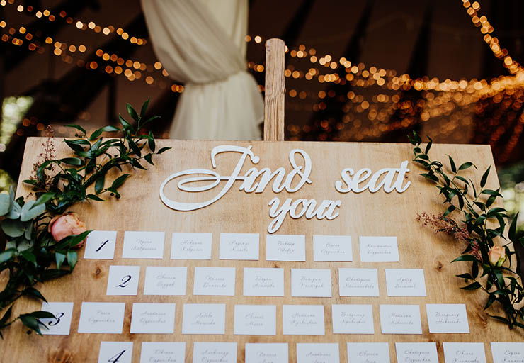 wedding seating plan with flower decor