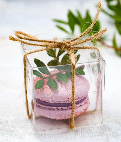 Wedding bonbonnieres with macaron. Gift for a wedding guest.