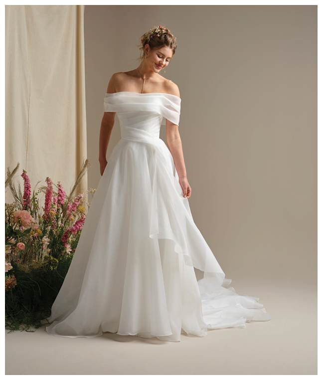 A woman wearing a white dress. Description generated by AI