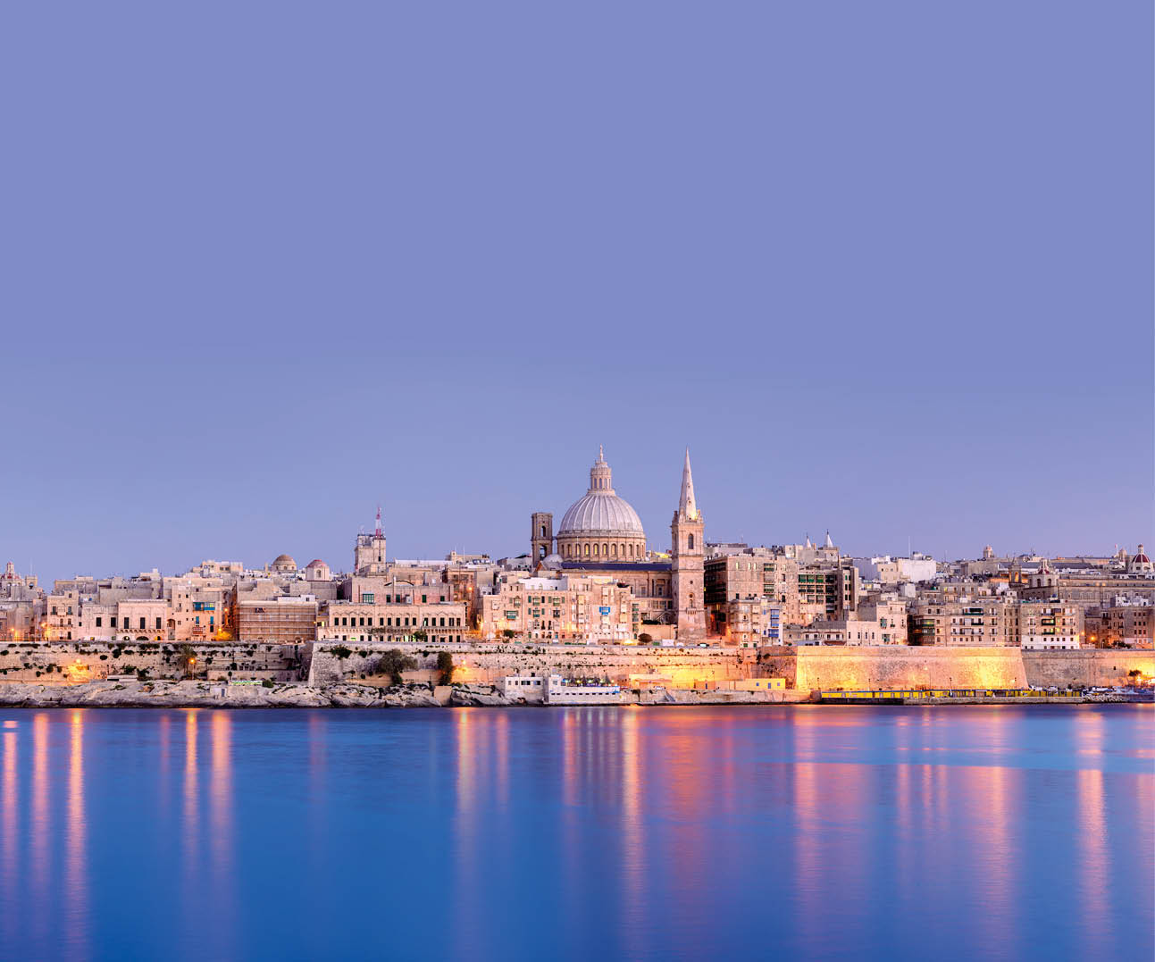 A beautiful cityscape at dusk with a large building and a dome. Description generated by AI