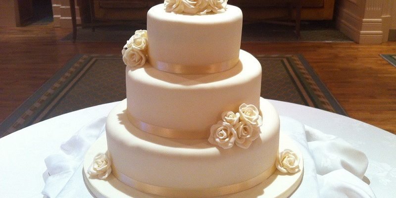 cream wedding cake