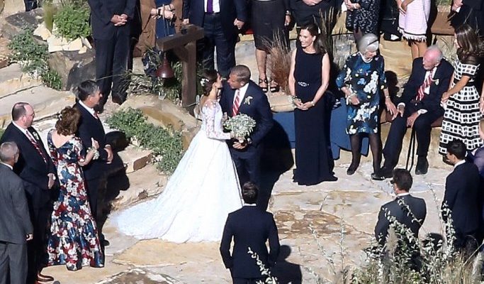 girls star marries in oscar de la renta
