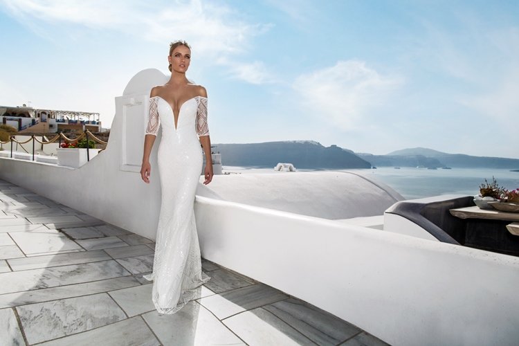 21 Daringly Low Cut Wedding Dresses Wedding Journal