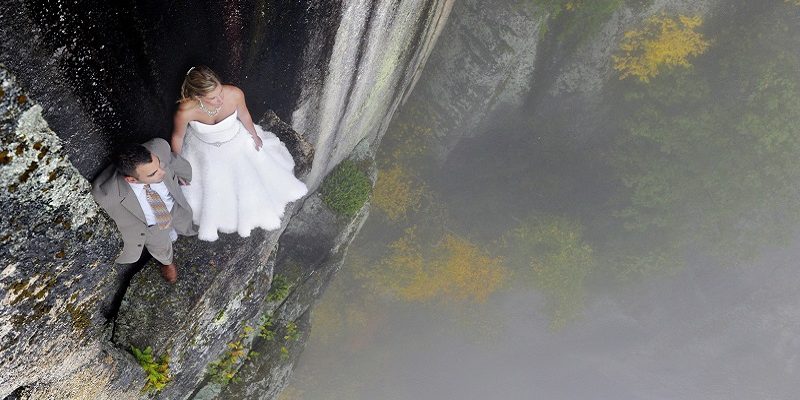 Extreme wedding photos taken on a cliff edge