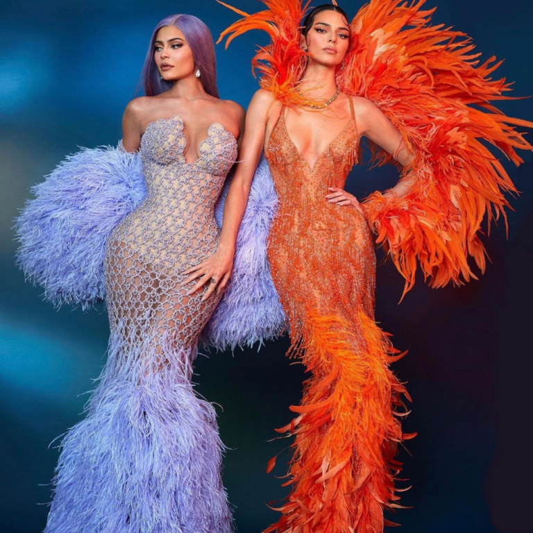 Feathered-Dresses-Met-Gala-2019-Kendall-and-Kylie-Jenner