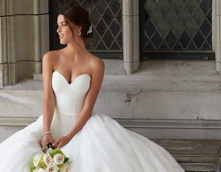 Strapless Wedding Dresses: 15 Bridal Gowns + Faqs | Elegant wedding dress, Wedding  dresses strapless, Classy wedding dress