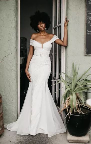 Buying A Wedding Gown For Your Body Shape: Hourglass