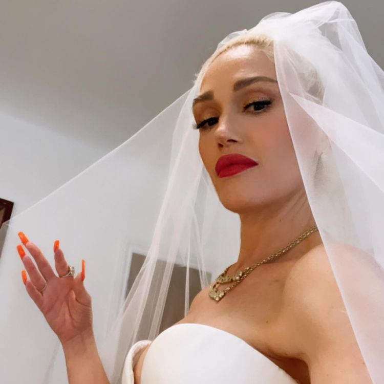 gwen stefani wedding dress