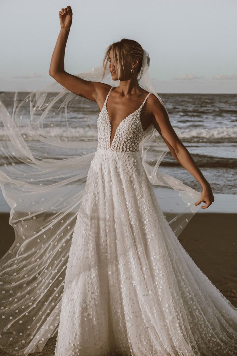 Low back flowy wedding dress hot sale
