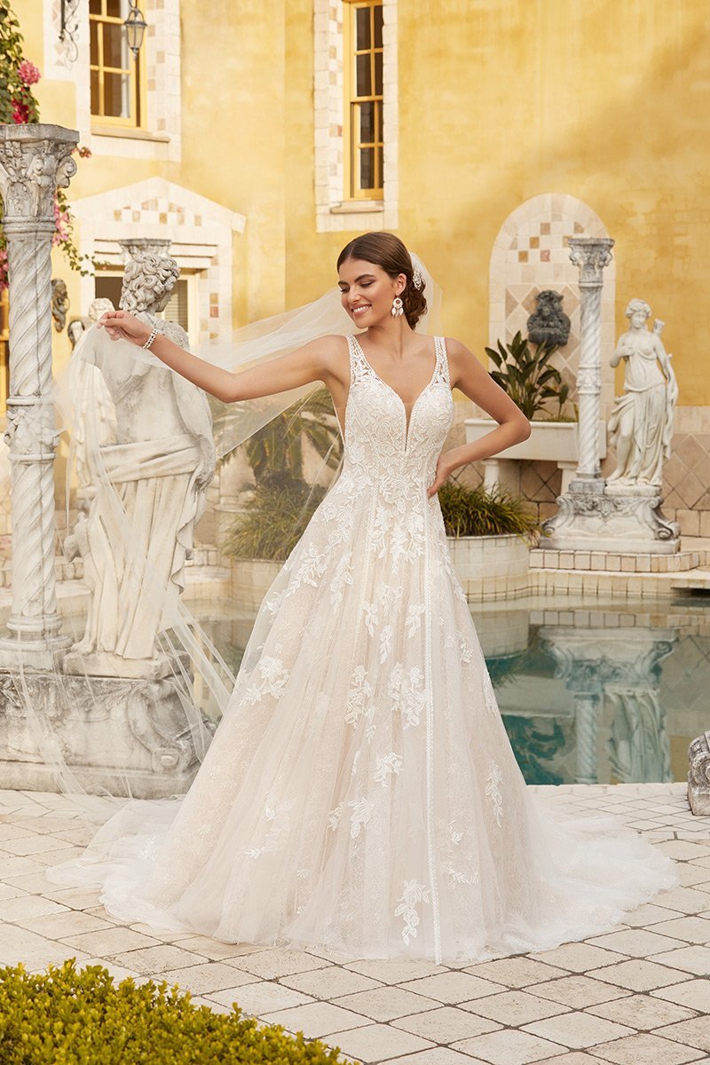 9 Timeless Lace Wedding Dresses For The ...