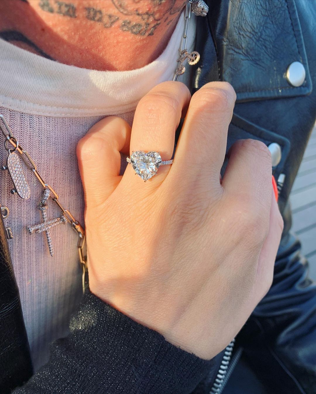 Avril Lavigne shows off her heart-shaped diamond engagement ring.