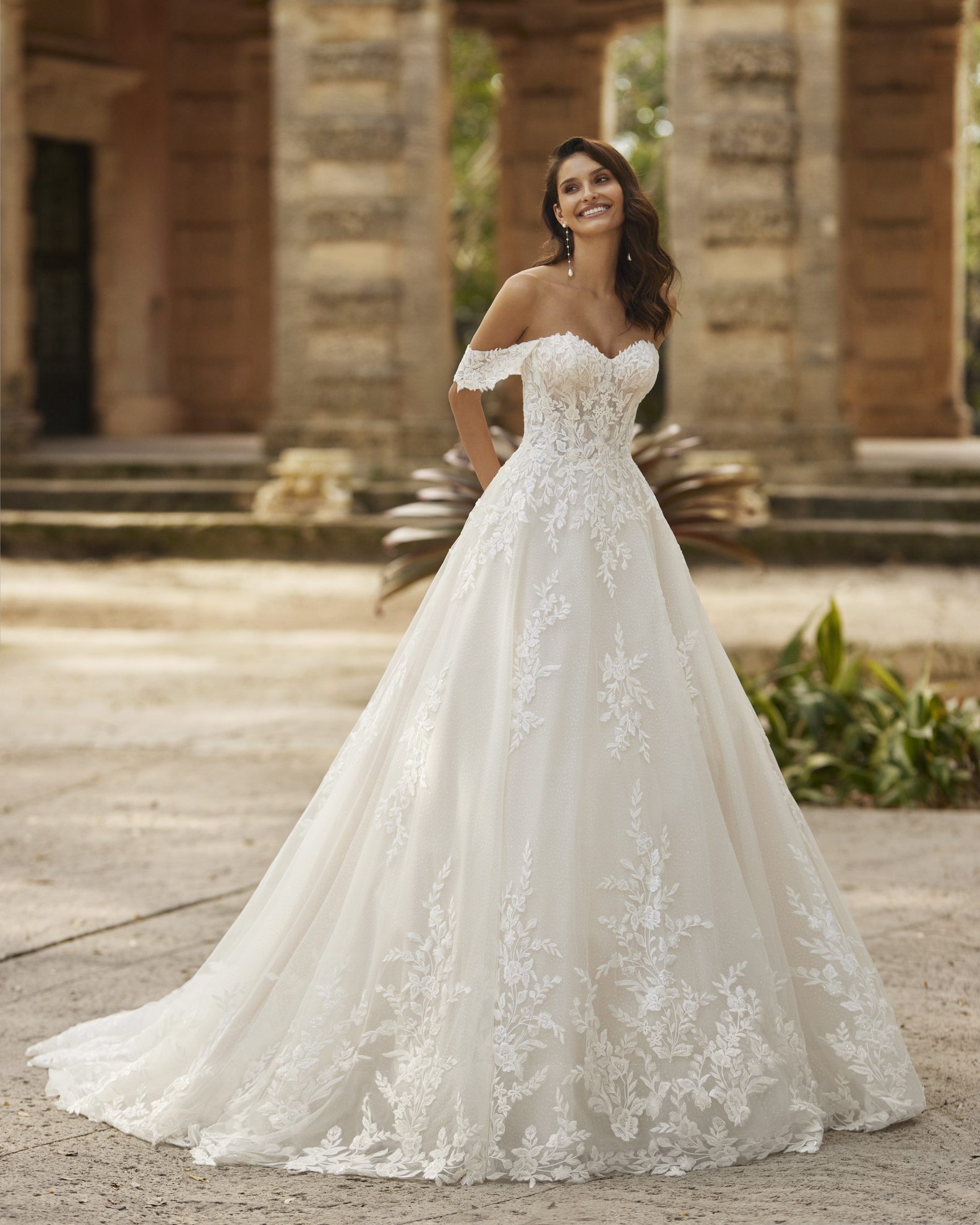 Detchable sleeves are a romantic addition on this ballgown