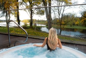 Romantic Break - lakeside hot tub