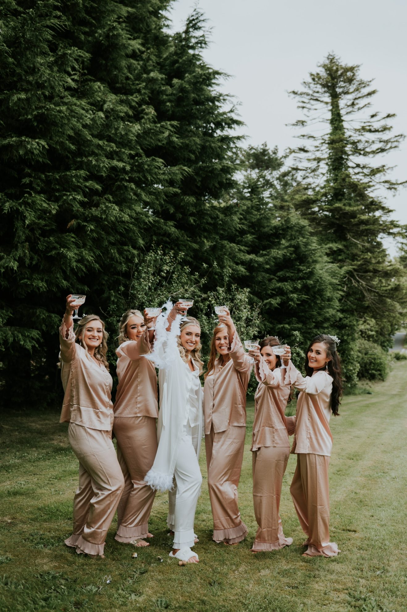 A Beautiful day: Bride Laura with her bridesmaids in pyjamas