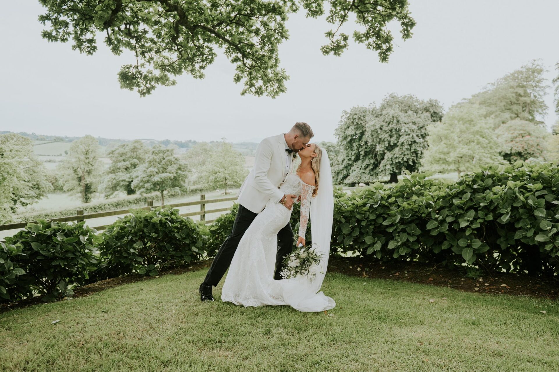 A Beautiful day: Laura & Chris kissing